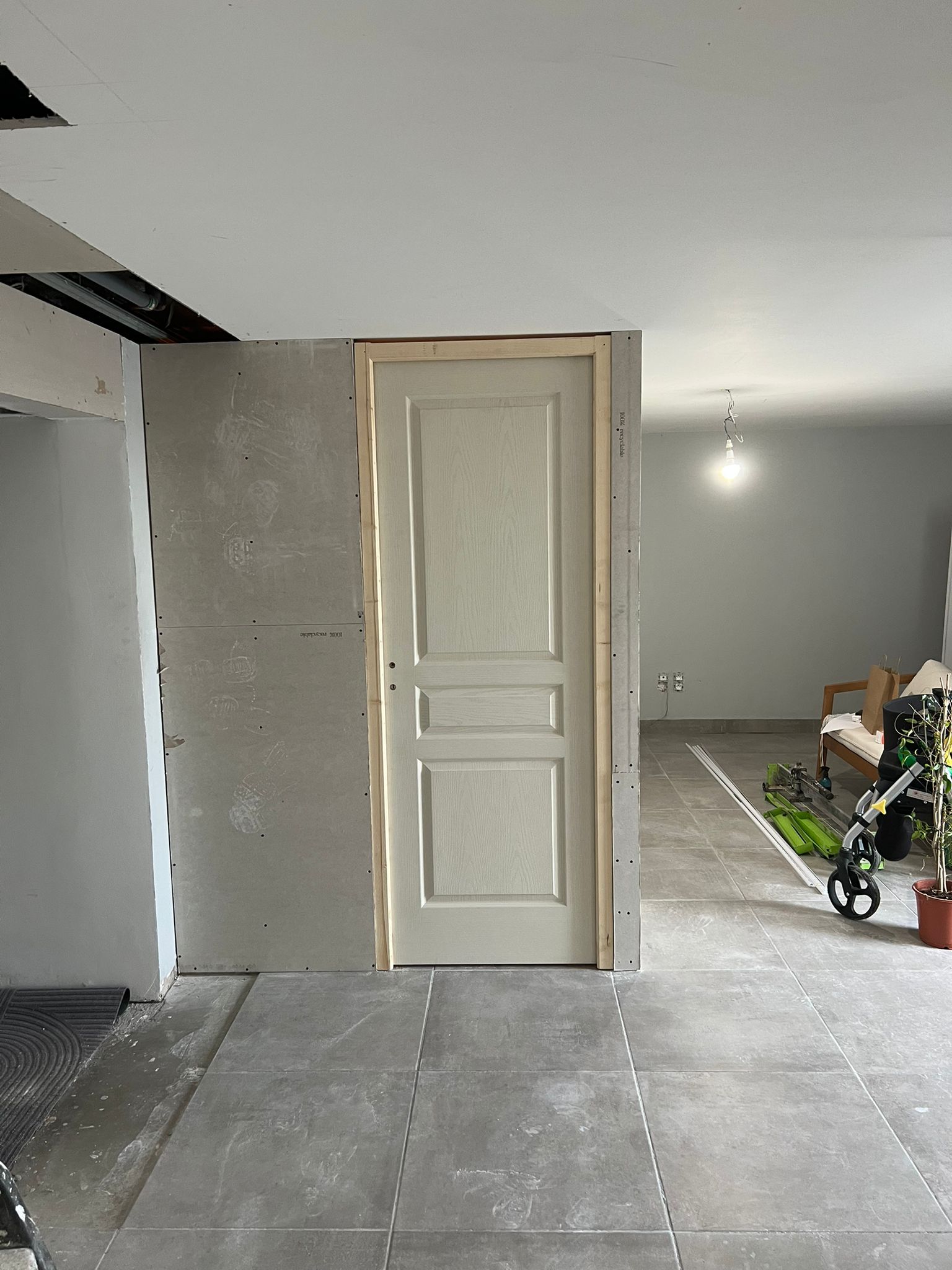 Pièce rénovée avec peinture intérieure propre
