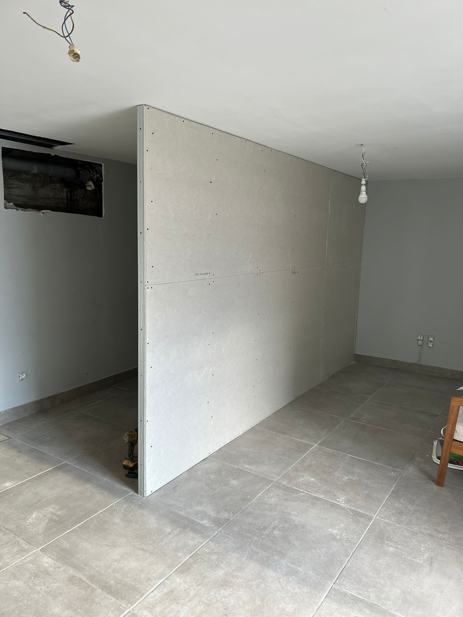 Pièce rénovée avec murs propres et sol clair
