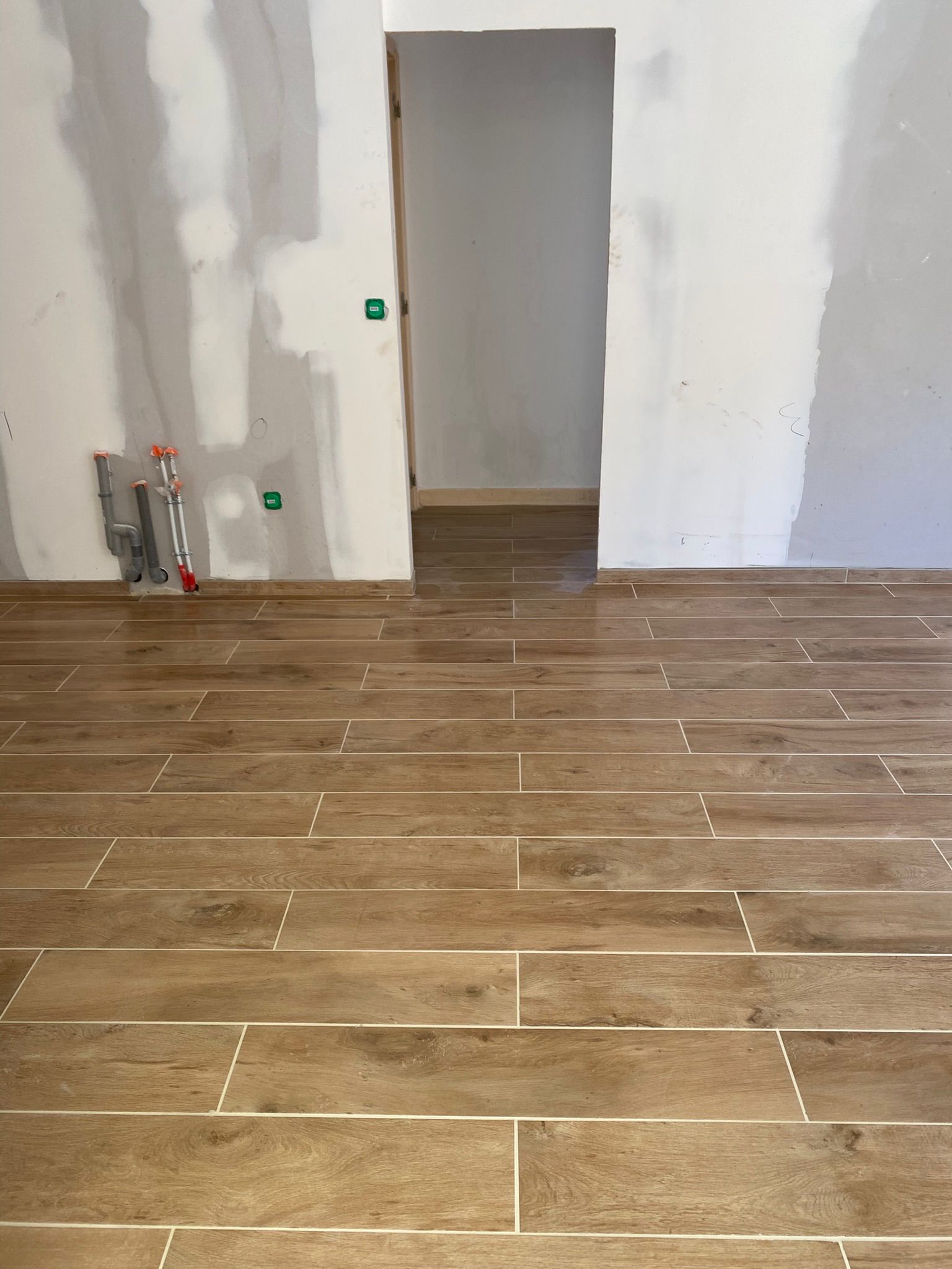 Revêtement de sol fini avec jonctions mur-sol propres