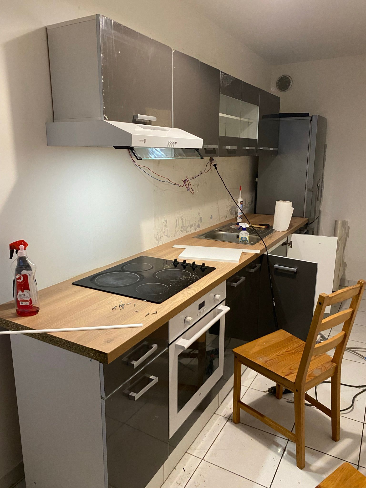 Cuisine aménagée avec mobilier monté et finitions propres